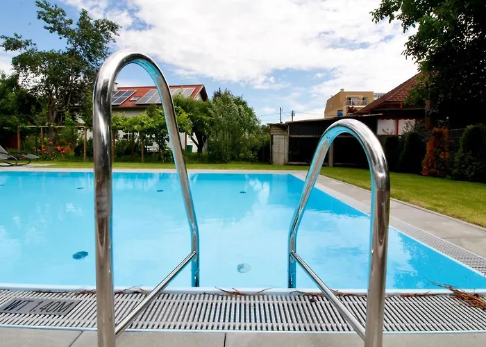 Maureen Lovely 2 Bedroom Unit With Community Pool